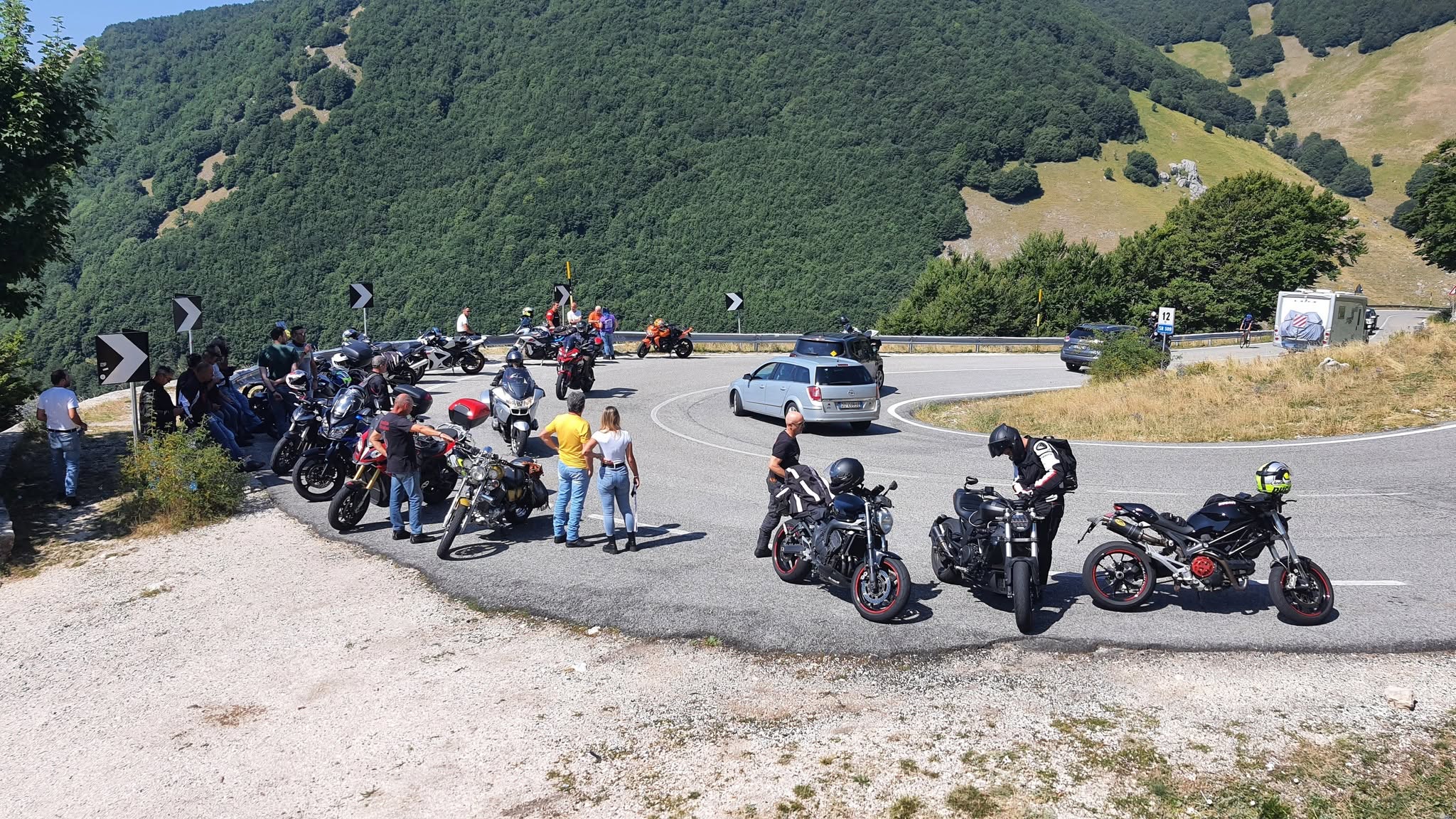 I soci del Motoclub I Templari insieme